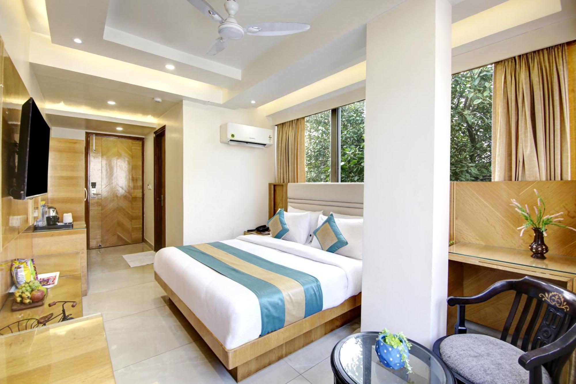 Hotel Krishna Plaza 'New Delhi' - By M S Hospitality Exteriör bild