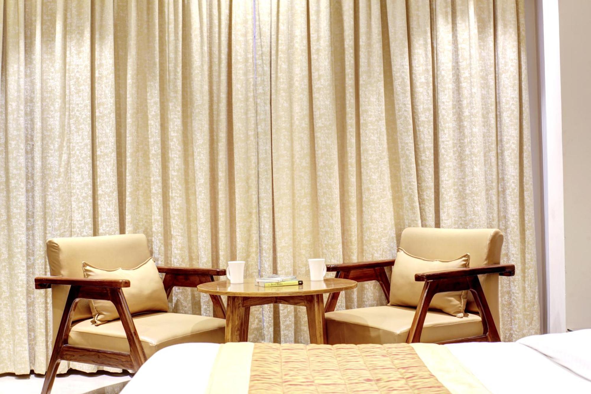 Hotel Krishna Plaza 'New Delhi' - By M S Hospitality Exteriör bild