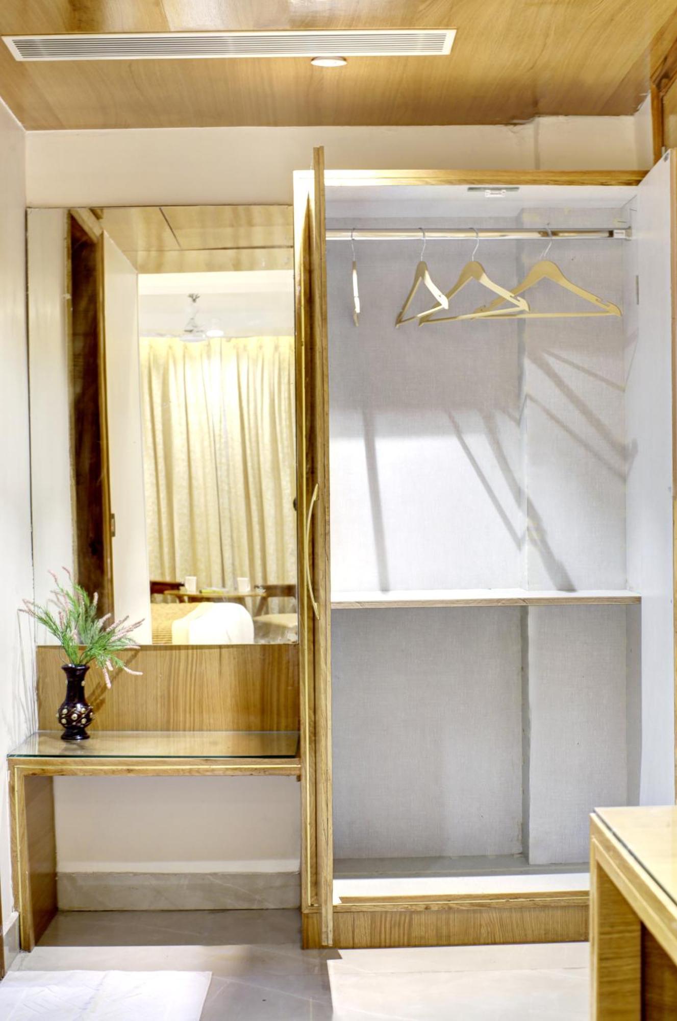Hotel Krishna Plaza 'New Delhi' - By M S Hospitality Exteriör bild