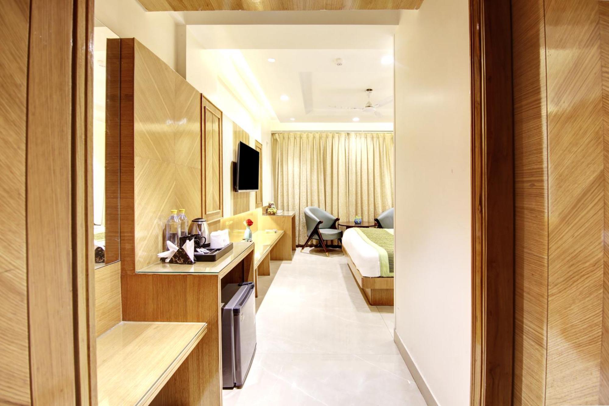 Hotel Krishna Plaza 'New Delhi' - By M S Hospitality Exteriör bild