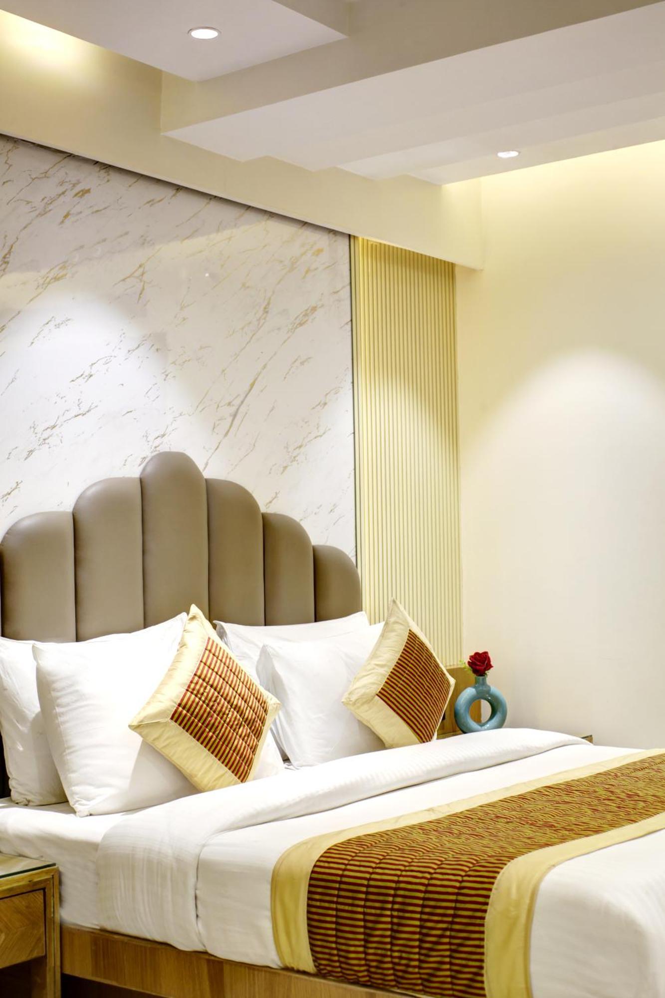 Hotel Krishna Plaza 'New Delhi' - By M S Hospitality Exteriör bild