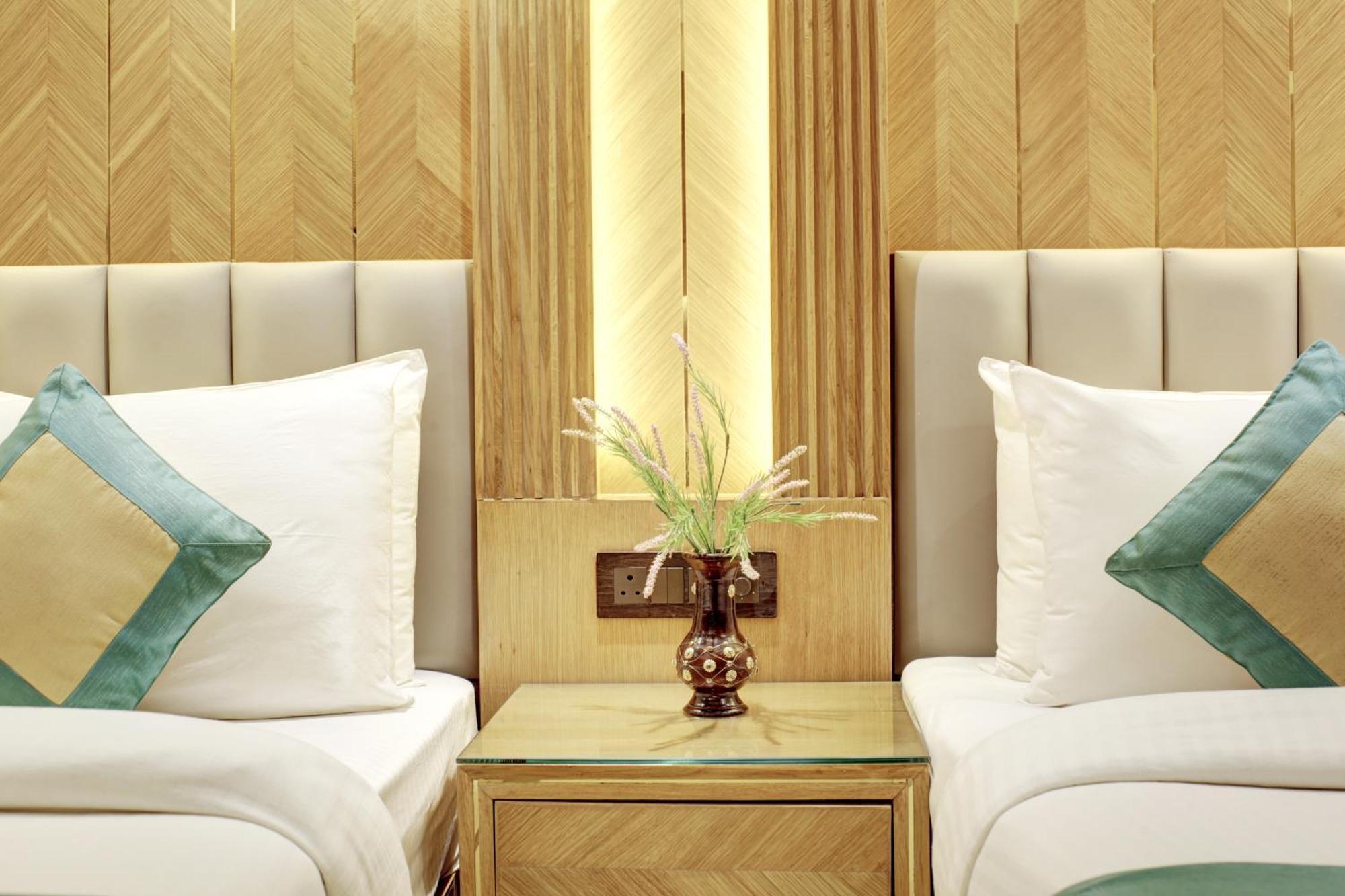 Hotel Krishna Plaza 'New Delhi' - By M S Hospitality Exteriör bild